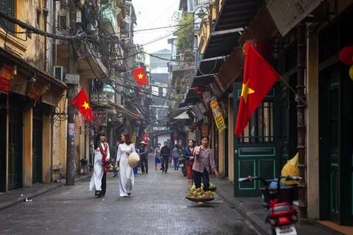 1. Áo hai dây bản mảnh: Áo hai dây bản mảnh tuy nhiên là một trong những mẫu áo khó